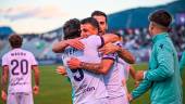 Iván Breñé celebra con Marco Siverio el gol marcado. / Miranda López / Real Jaén.