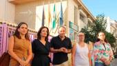 El parlamentario Jacinto Viedma junto a responsables socialistas y a la presidenta de la AMPA del colegio, Paqui Díaz. / PSOE de Jaén.