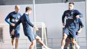 ENTRENAMIENTO. De izquierda a derecha: Toni García, Edu Olea y Marc Mas, durante un ejercicio con balón en una sesión del Linares Deportivo.