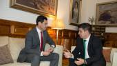 Juanma Moreno y Francisco Reyes, en una imagen de archivo de una visita del presidente de la Junta a Diputación Provicial. / Francis J. Cano / Europa Press.