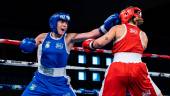 Marta López, de azul, en un combate disputado. Federación Española de Boxeo.