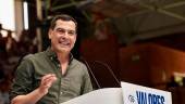 Juanma Moreno, durante su intervención este domingo en un acto de partido en defensa de “la democracia”. / Álex Zea / Europa Press.