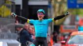 ÉXITOS. Jakob Fuglsang celebra una victoria en una pueba de la pasada campaña.