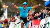 CELEBRACIÓN. El ciclista danés de Astana, Jakob Fuglsang, en la meta de Grazalema, en la primera etapa de la Vuelta Andalucía.