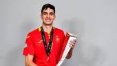 Pablo Ordóñez posa con la copa ganada en el Europeo sub 19 disputado en el Olivo Arena. / Jaén FS.