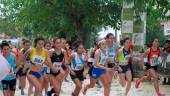 CARRERA. Las atletas participantes en la trigésimo quinta edición del Cross del Aceite, tras el pistoletazo de salida,con Lola Chiclana a la izquierda.