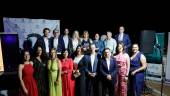 Foto de familia de las autoridades y representantes de las empresas reconocidas durante la Gala de los Premios Empresariales Ciudad de Martos. / Jason Moyano / Diario JAÉN. 