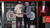 El escritor David Uclés recibe el premio Jiennense del Año de Cultura de manos del alcalde de Jaén, Julio Millán. / Juande Ortiz.