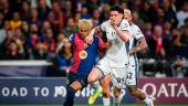 Lamine Yamal lucha contra el defensor del Inter de Milán, Alessandro Bastoni. / Andrea Amato / Europa Press. 