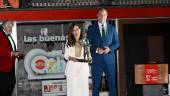 Lucía Avilés recoge el vendedor de prensa de Diario JAÉN, como Jiennense del Año 2024, de manos del rector de la UJA, Nicolás Ruiz. / Juande Ortiz / Diario JAÉN. 