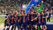 Jugadores del París Saint-Germain celebran el título de Champions. / Mike Egerton / PA Wire / dpa.