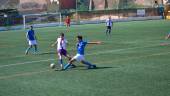 Edu López lucha por un balón ante un jugador del Huracán Melilla / Antonio Calderay.