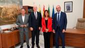 Raúl Caro-Accino y Auxi del Olmo con Juan Piqueras y Francisco Pérez en Alcaldía. 