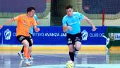 El jugador del Avanza Futsal José Carlos conduce el balón ante un rival del Móstoles en La Salobreja.