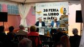 Francisco Ruiz y Emilio Lara, ante los lectores que fueron a la presentación de “Los Colmillos del Cielo”. / Pablo Espinosa / Diario JAÉN. 