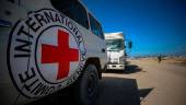 Vehículos del Comité Internacional de la Cruz Roja (CICR) esperan para trasladar a la Franja de Gaza los cadáveres de decenas de palestinos retenidos por Israel. Archivo. / Europa Press.