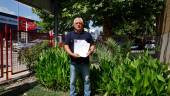 Julio Ramón Fernández de la Cruz, en la sede de Diario JAÉN, con los documentos. / Jason Moyano / Diario JAÉN. 