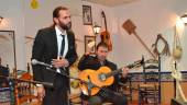ACTUACIÓN. El Wilo y Antonio Lebrija, en la peña flamenca El Trillo.