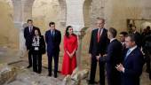 Los Reyes de España, acompañados por Julio Millán, Francisco Reyes y Juanma Moreno, visitan los Baños Árabes. / Jason Moyano / Diario JAÉN.