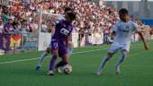 Curro trata de superar a dos jugadores del Atlético Central en el partido de ida en el Nuevo Ciudad de Alcalá. / Jason Moyano / Diario JAÉN. 