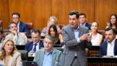 Juanma Moreno, interviene durante la sesión de control en el pleno del Parlamento andaluz. / María José López / Europa Press.