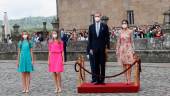 Las infantas Sofía y Leonor, junto al rey Felipe VI y la reina Letizia, en la Plaza del Obradoiro de Santiago.