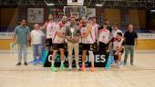 La plantilla del Jaén FS posa con el título junto con Manuel Rodrigo, delegado de la Federación Jiennense.