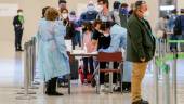 BARRERA. Controles en la terminal 4 del Aeropuerto de Madrid-Barajas Adolfo Suárez en el día en el que entra en vigor la orden del Ministerio de Sanidad por la que todas las personas procedentes del extranjero deberán realizar una cuarentena los 14 días siguientes a su llegada.