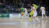 Álex Lemine controla el balón en el partido contra el Industrias Santa Coloma en el Olivo Arena. / Jaén Paraíso Interior. 