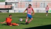 Mario Martos presiona a un rival durante un partido de la pasada campaña.