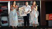 Las adjuntas a la Dirección de Diario JAÉN, Ana Gómez y Manuela Rosa, entrega el premio a Berna. / Juande Ortiz / Diario JAÉN. 