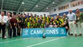 Jugadores, cuadro técnico, directivos y responsables de la Federación Andaluza posan con la copa de campeones. / Andrés Gaitán.