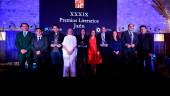 Premiados y autoridades posan tras la entrega de los premios. / CajaGranada Fundación.