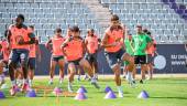 Los jugadores del Real Jaén se ejercitan este sábado en La Victoria ante la atenta mirada de Manuel Herrero. / Real Jaén.