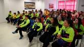 MEDALLAS. Los jugadores y jugadores escuchan el discurso ofrecido por la Corporación municipal.