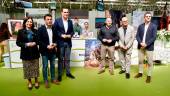 Isabel Uceda, Javier Perales, Juan Latorre, Juan Marías Reyes, Manuel Fernández y Luis Miguel Carmona en el estand de Ibros. / Diputación de Jaén.