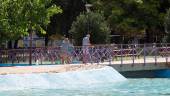Dos personas pasean por el Parque del Bulevar en plena canícula. / Jason Moyano / Diario JAÉN. 