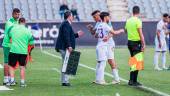 Curro Burgos se saluda con Fernando antes de salir al campo para jugar ante el Atlético Malagueño. / Miranda López /Real Jaén. 