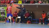 COPA DEL REY. Javier Garrido da instrucciones en el partido ante el Jaén Paraíso Interior en presencia de Aranda.