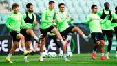 Los jugadores del Real Betis se ejercitan ayer en Breslavia, el escenario de la final de hoy. / Europa Press. 