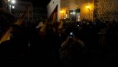 COSTUMBRE. Niños enarbolan las banderas a unos metros de la imagen de San Sebastián, patron con la Virgen de Tíscar del pueblo de Quesada. Abajo, celebración religiosa.