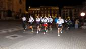 Un grupo de atletas pasan por la Plaza de Santa María en los últimos días de entrenamiento. / Jason Moyano / Diario JAÉN.