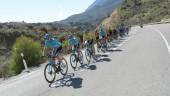 TRABAJO. Los corredores del Astana Pro Team encabezan el pelotón durante el trabajo para echar abajo la escapada del día.