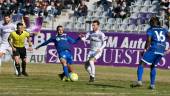 PARTIDO DE LIGA. El azulillo Rodri controla el balón en presencia de Ocaña, defensa del Real Jaén.