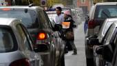 ARCHIVO. Dos personas caminan entre los coches parados en un atasco. 