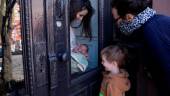 PREVENCIÓN. Félix y su madre, Naomi, observan a su hermanita recién nacida a través de un cristal, por la pandemia, ayer en la ciudad de Nueva York.