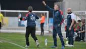 Entrenador. Torres sigue atentamente el partido del CD Torreperogil en La Victoria.