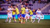 Mauro Cabello, el primero a la derecha, se incorpora al ataque en el partido de la Liga disputado en el Estadio de La Victoria y que ganó el Real Jaén por tres tantos a dos.
