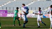 El jugador del Real Jaén Dani Perejón se abraza con un compañero ante la presencia de Álvaro Ocaña. JUANDE ORTIZ