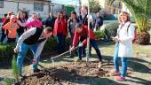 El alcalde, Julio Millán, planta uno de los árboles sembrados en Las Infantas.